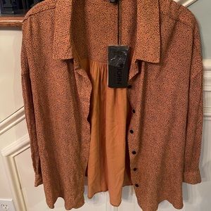Dear John Blouse NWT. Rust with black buttons and speckled print.